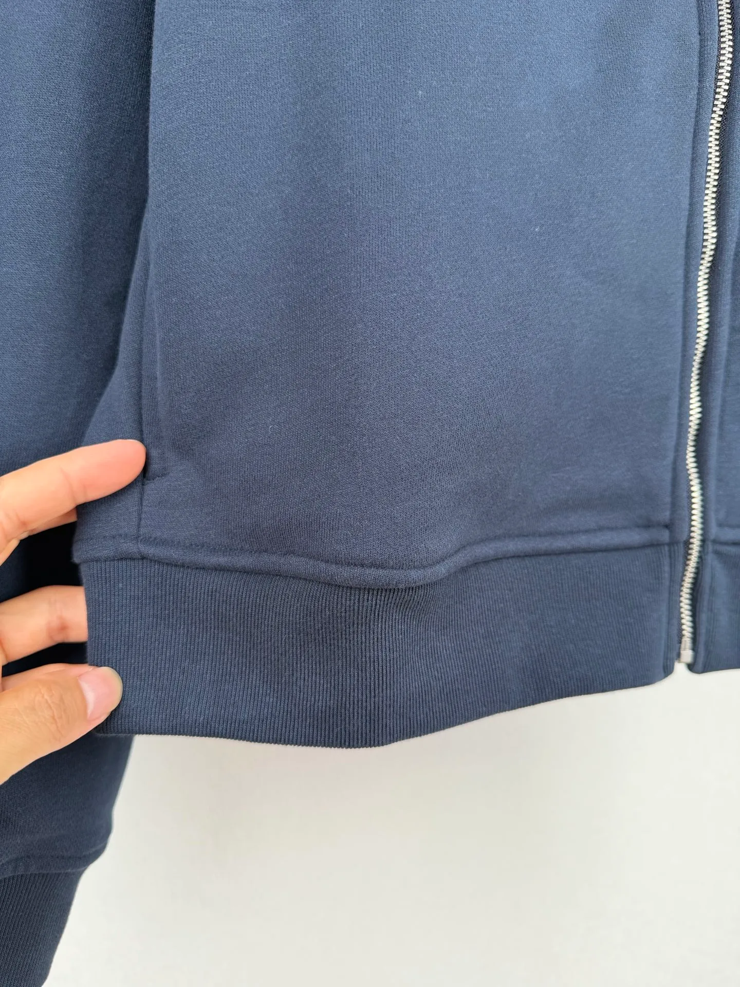 ACNE Studios embroidered logo zipper jacket. Customized cloud velvet double-ply soft cotton. Draped and crisp. The cloud is soft and skin-friendly. It is as quiet and melancholy as the deep sea mist blue. It smudges a collection-level luxury and elegance in silence. The echoing floral embroidery logo on the front and back is embroidered with fine silk thread to create the unique luxury logo totem of Acne Studios. It inherits the minimalist core of Scandinavia and integrates the edge of Retro street trend. The half-zip stand-up collar has a neat and elegant silhouette, redefining the style and aura of light luxury wear. Process 1: Using imported machine embroidery technology, using advanced computer control systems and precision mechanical components to realize the Acne Studios logo work with high precision and smooth and delicate lines. Process 2: The fabrics have been fermented and washed for better hand feel and texture. Not easy to deform, not easy to shrink, not easy to fade, and maintain long-term beauty. Accessories: Customized 1:1 Acne zipper Customized 1:1 Acne trademark Fit: Loose fit Size: S M L XL